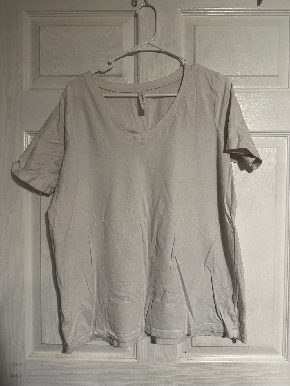 Zenana Outfitters Ivory V-Neck Short Sleeve Tee